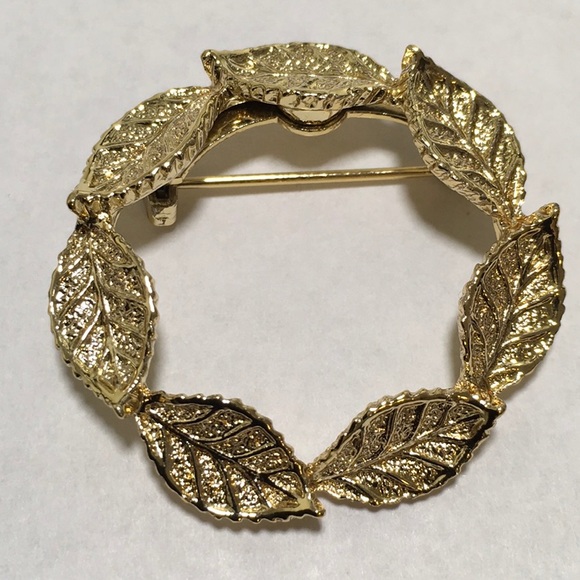 GERRYS Jewelry - GERRYS Leaf Circle Brooch 🍁